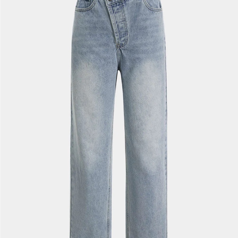 Women’s Straight-Leg Jeans in Light Wash Blue